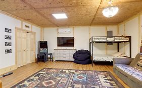 Gatlinburg Group Getaway With Hot Tub And Porch!